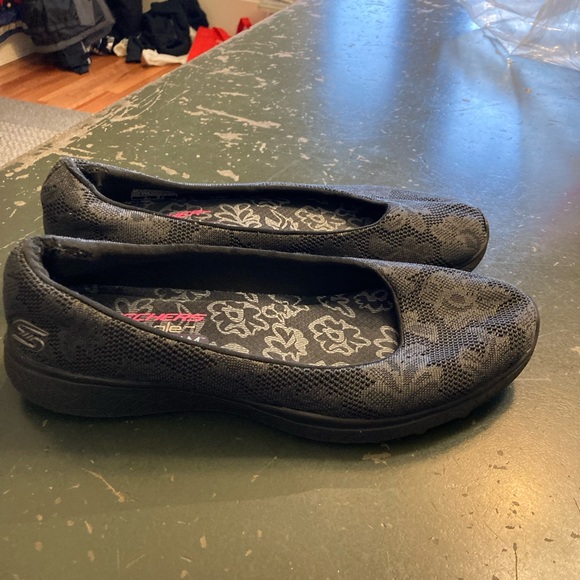 Skechers 8.5 memory foam slides - Picture 2 of 7